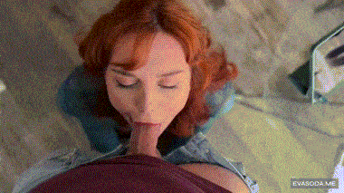 Руда дівчина бере в рот член свого хлопця