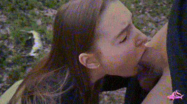 Красива українка смокче в лісі член незнайомого хлопця