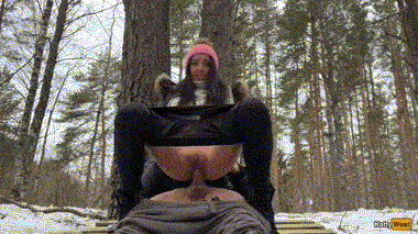 Російське порно, де хлопець виїбав в зимовому лісі брюнетку