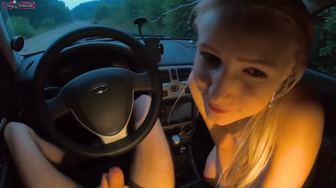 Почала смоктати у хлопця в машині на ходу, а потім була відтрахана в Лада Пріора. Російське з розмовами