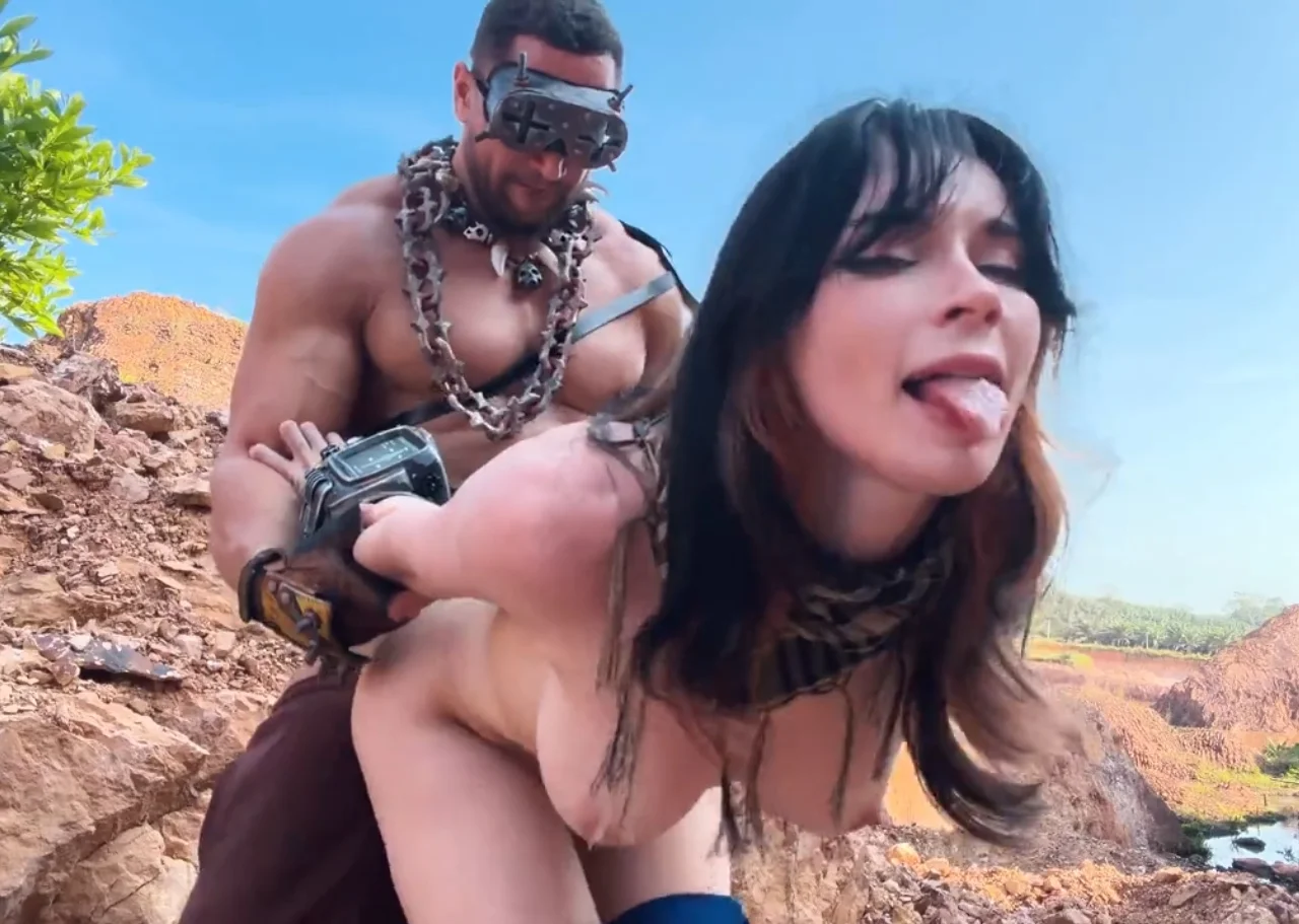 Сексуальна дівчина трахається в пустелі за пляшку коли, косплей