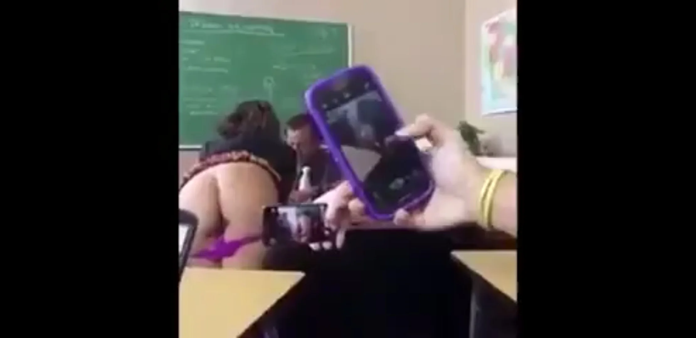 Однокласниця знімає трусики й нахиляється перед викладачем